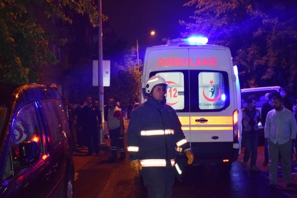 Tartıştığı eşini bıçakla yaralayıp kendini eve kilitledi