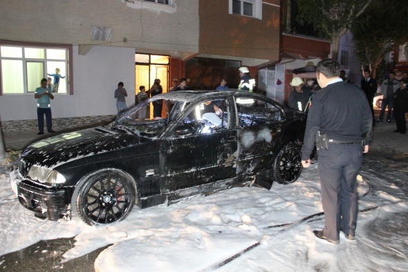 Kardeşine kızıp annesinin otomobilini yaktı