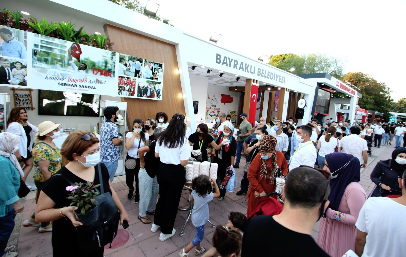 BAYRAKLI BELEDİYESİ İEF’TE DE FARKINI HİSSETTİRDİ