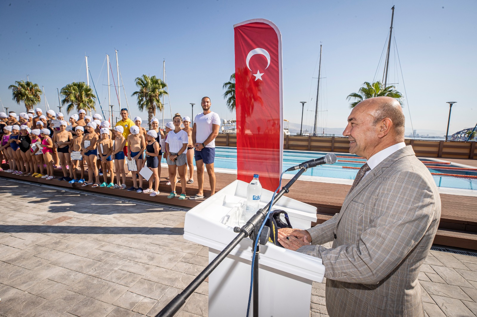 Yazın tadını havuzda çıkardılar