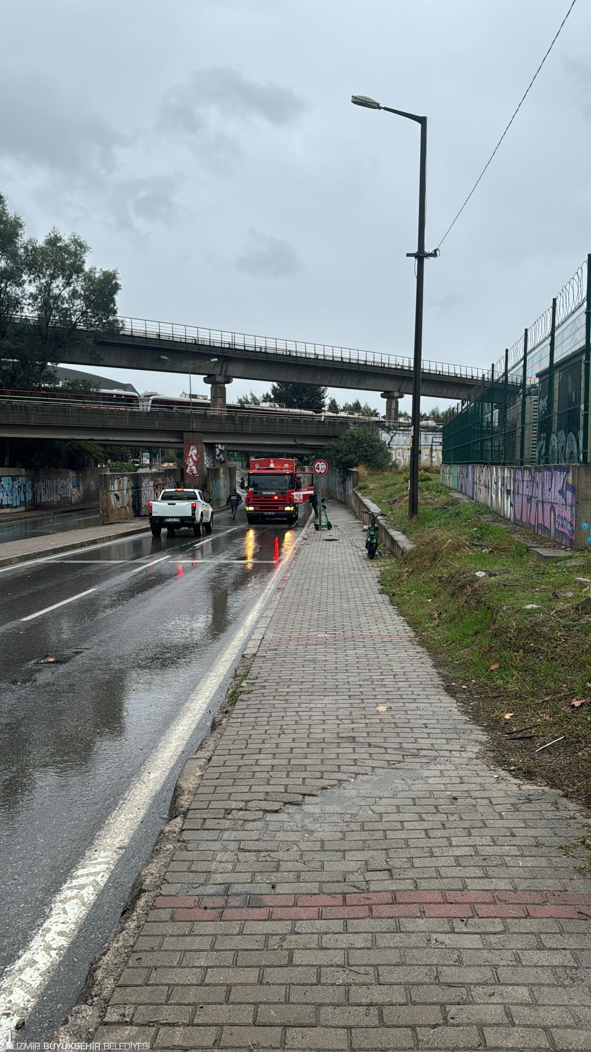 İzmir Büyükşehir Belediyesi ekipleri yağmur mesaisinde