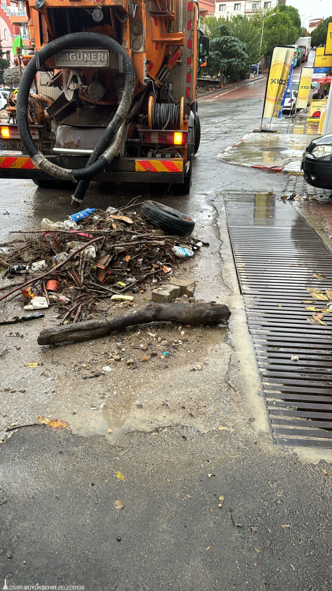 İzmir Büyükşehir Belediyesi ekipleri yağmur mesaisinde