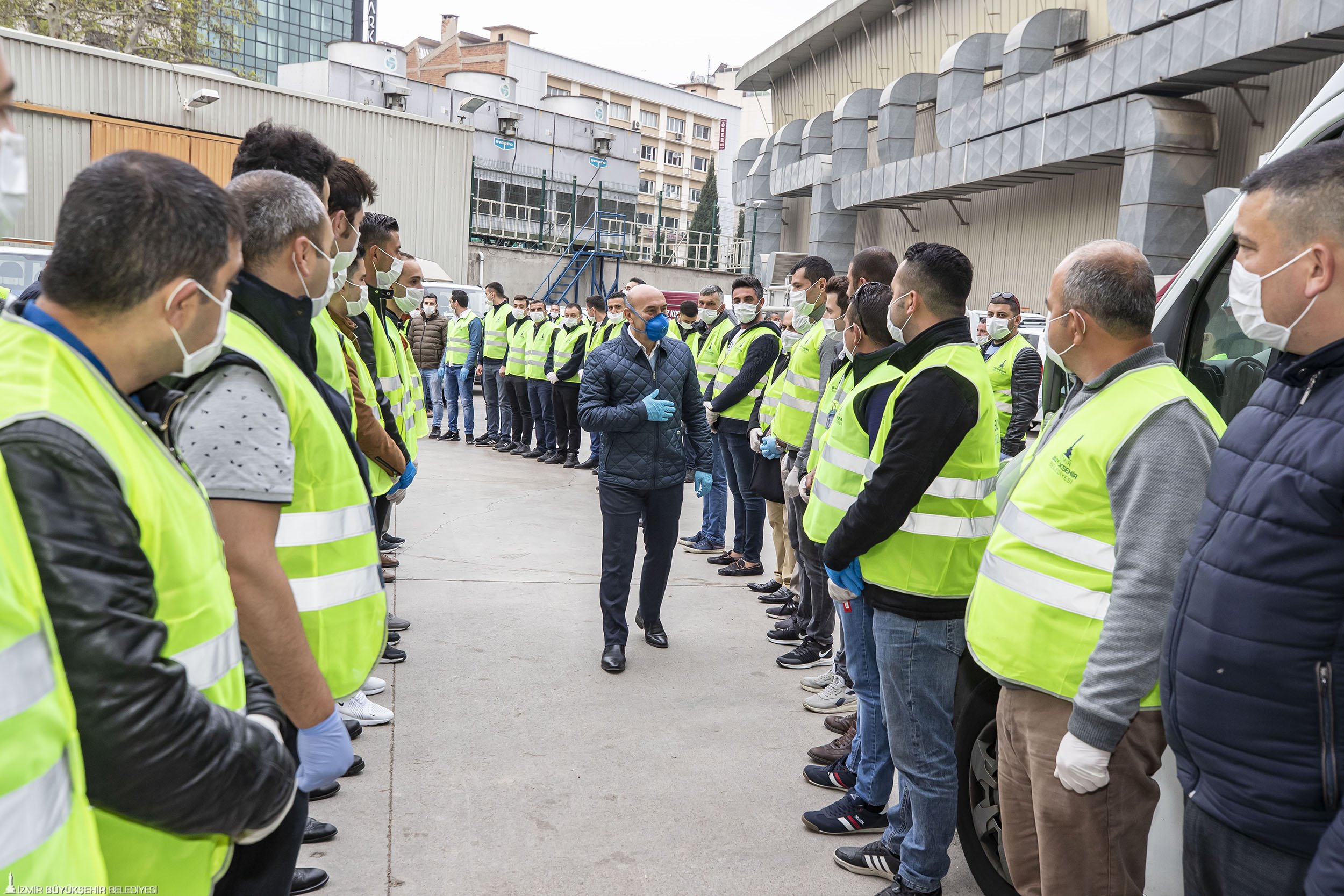 İzmir’de büyük dayanışmayı Başkan Soyer başlattı
