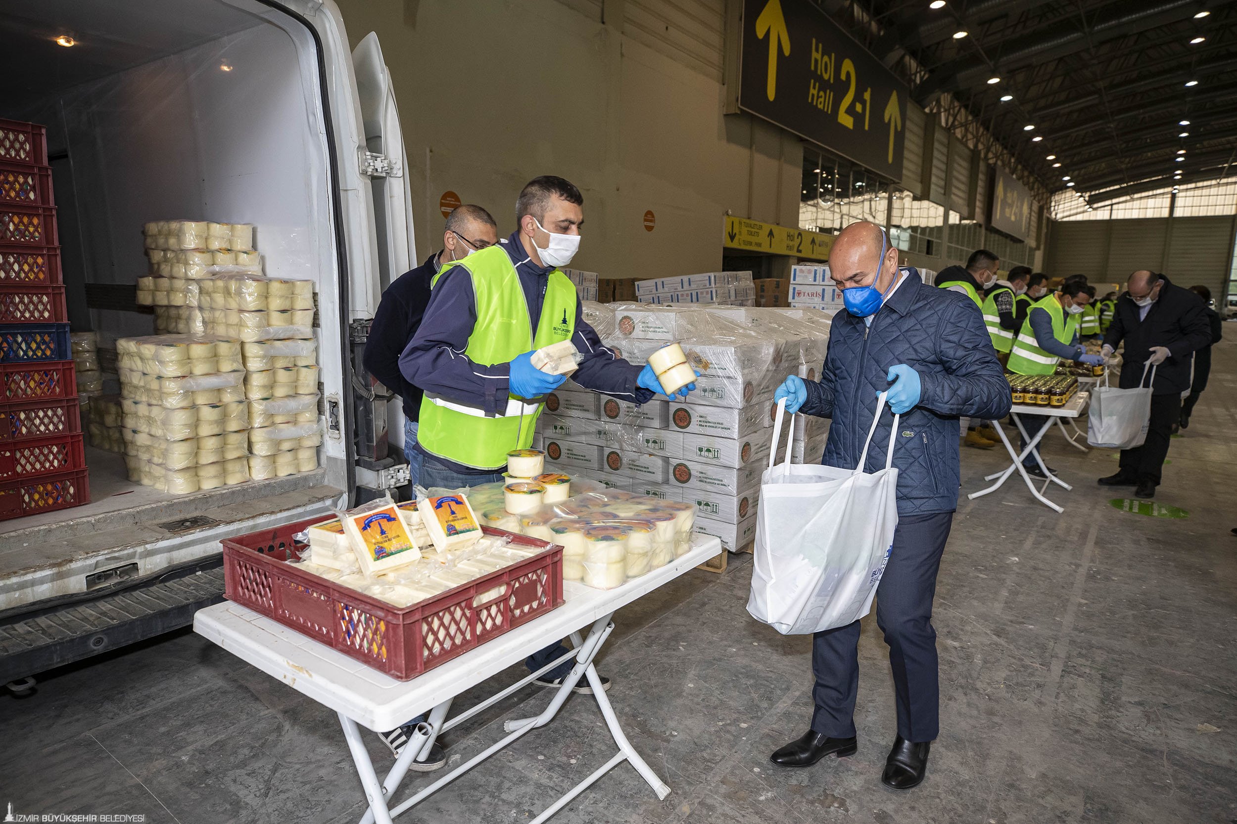 İzmir’de büyük dayanışmayı Başkan Soyer başlattı