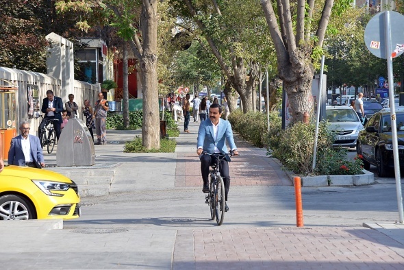 Makam aracını bıraktı bisiklete bindi
