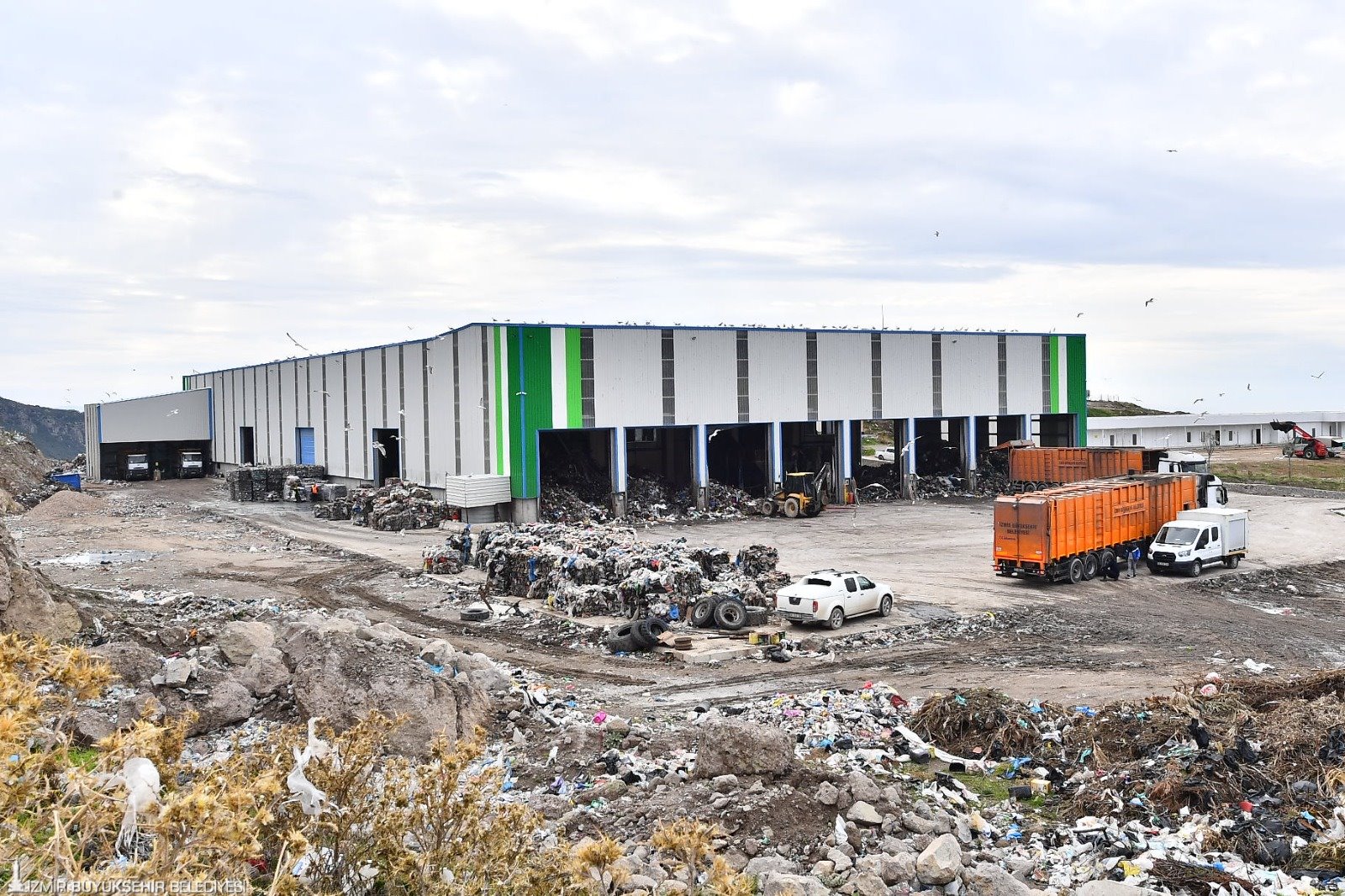 İzmir’in çöpünden hem elektrik hem de yakıt elde ediliyor