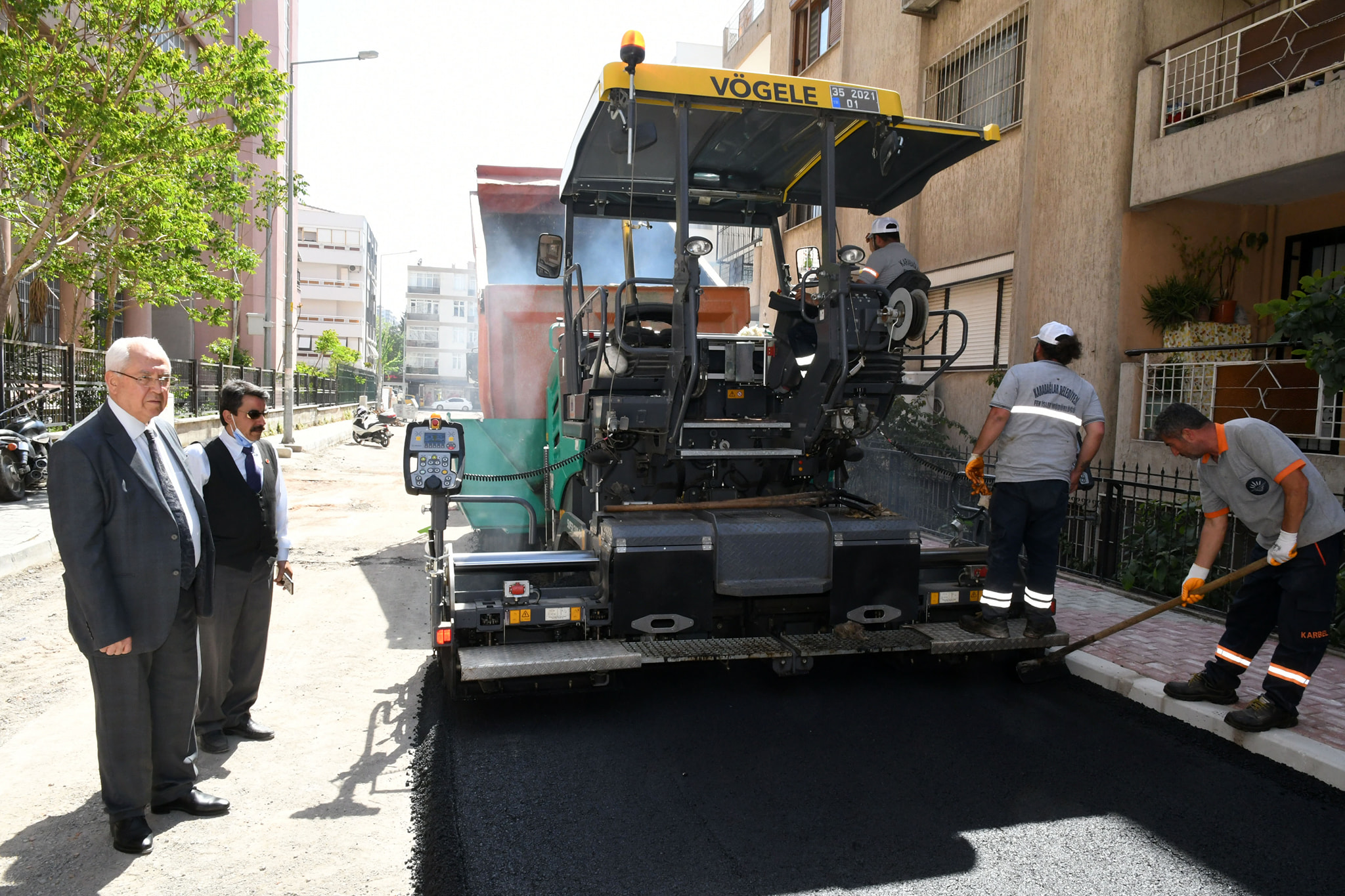 Karabağlar'da asfaltlama çalışmaları hızlandı