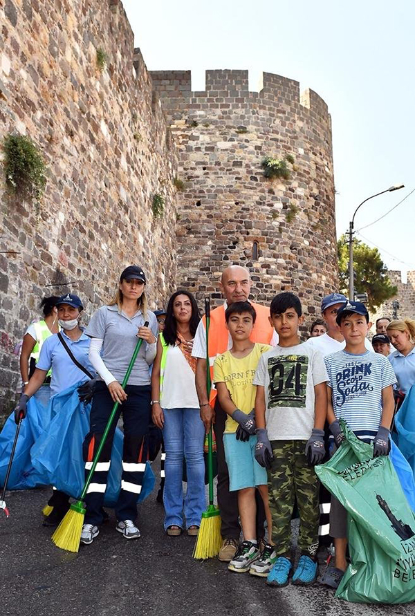 ELLERİYLE TEMİZLEYİP,  TELEFERİK MÜJDESİNİ TEKRARLADI