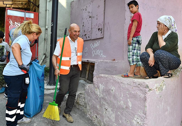 ELLERİYLE TEMİZLEYİP,  TELEFERİK MÜJDESİNİ TEKRARLADI