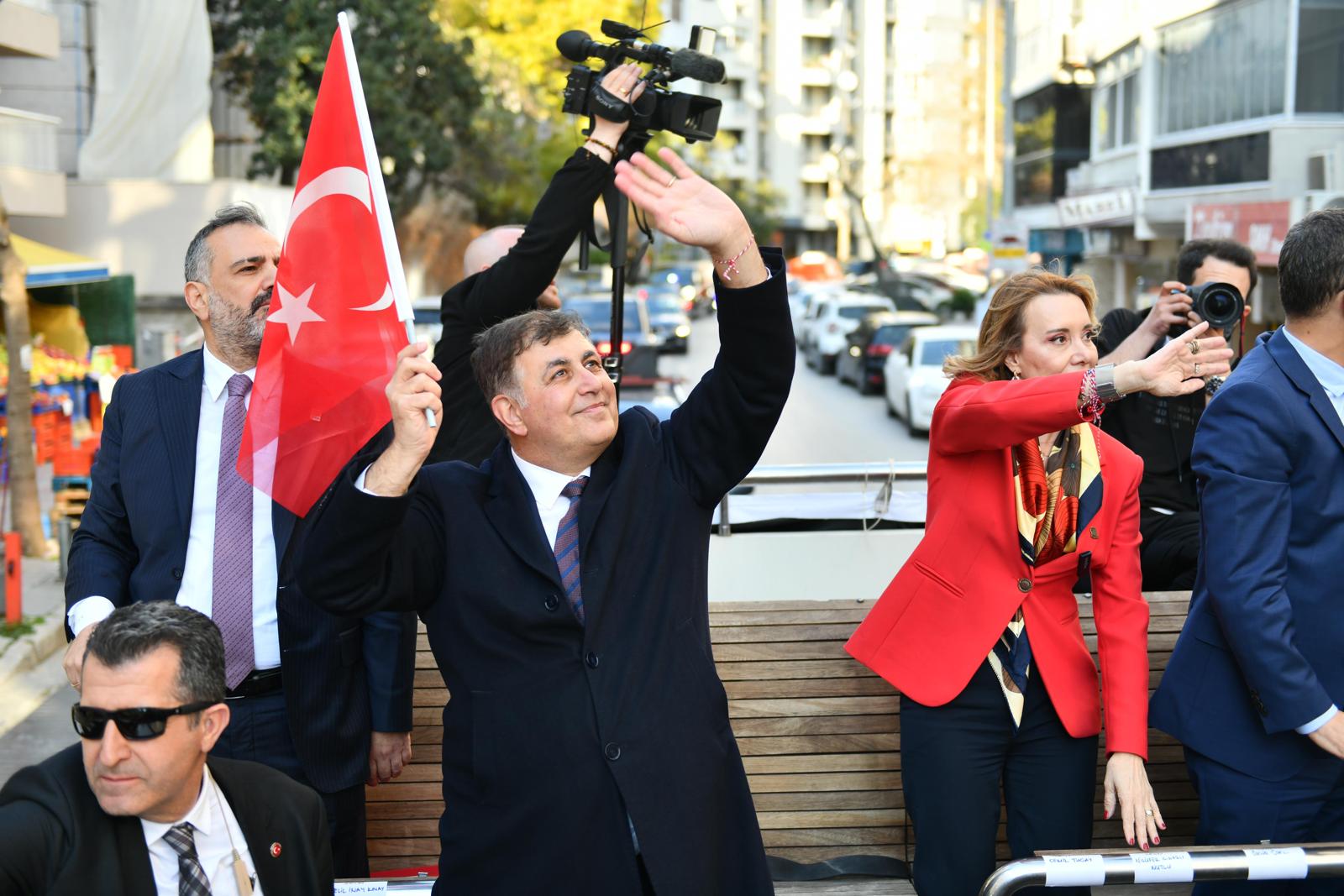 Özel ve Tugay üstü açık otobüsle İzmirliler’i selamladı