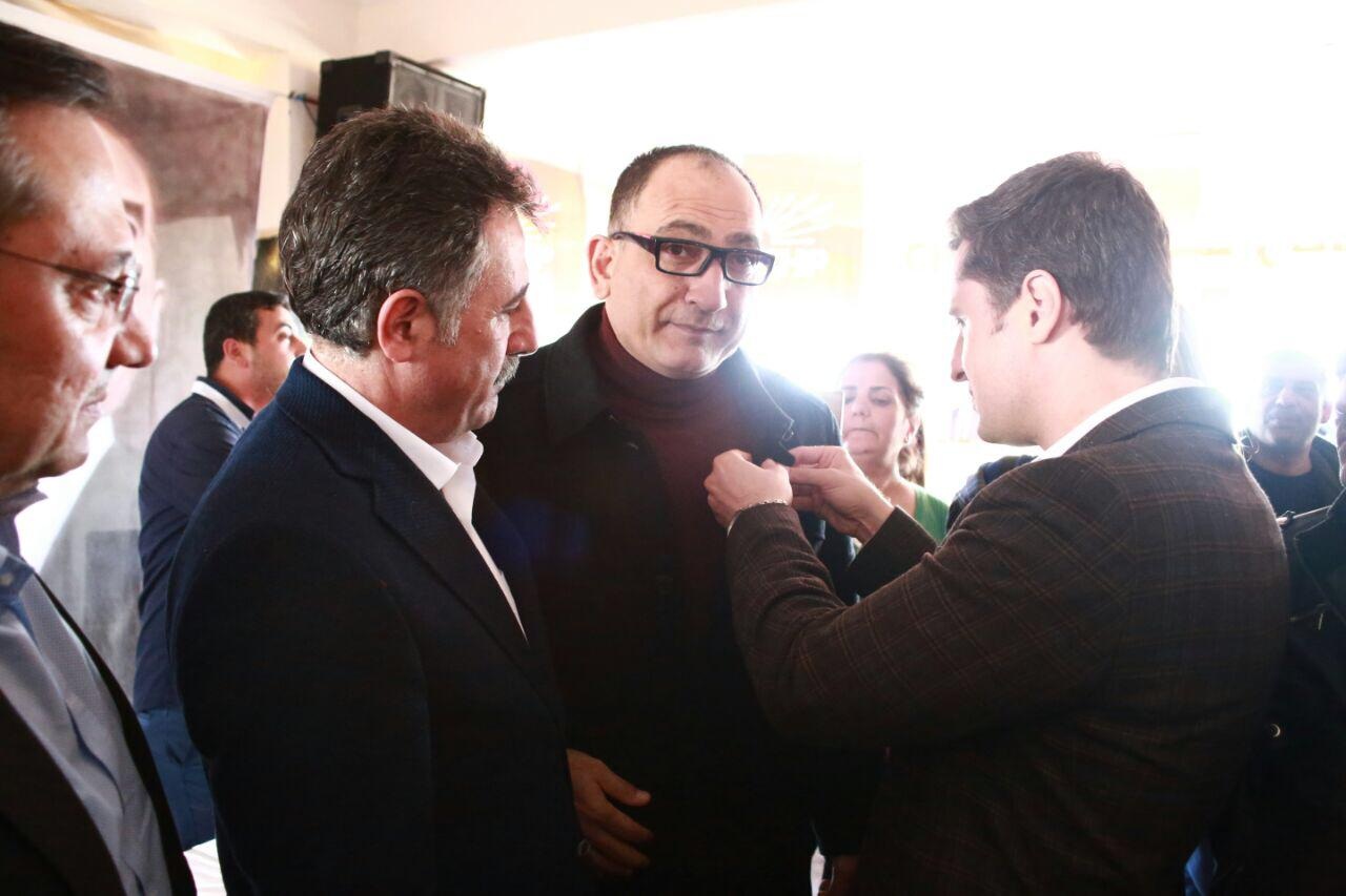 Bayraklı'da rozet şov! AK Parti'den CHP'ye 800 kişi katıldı