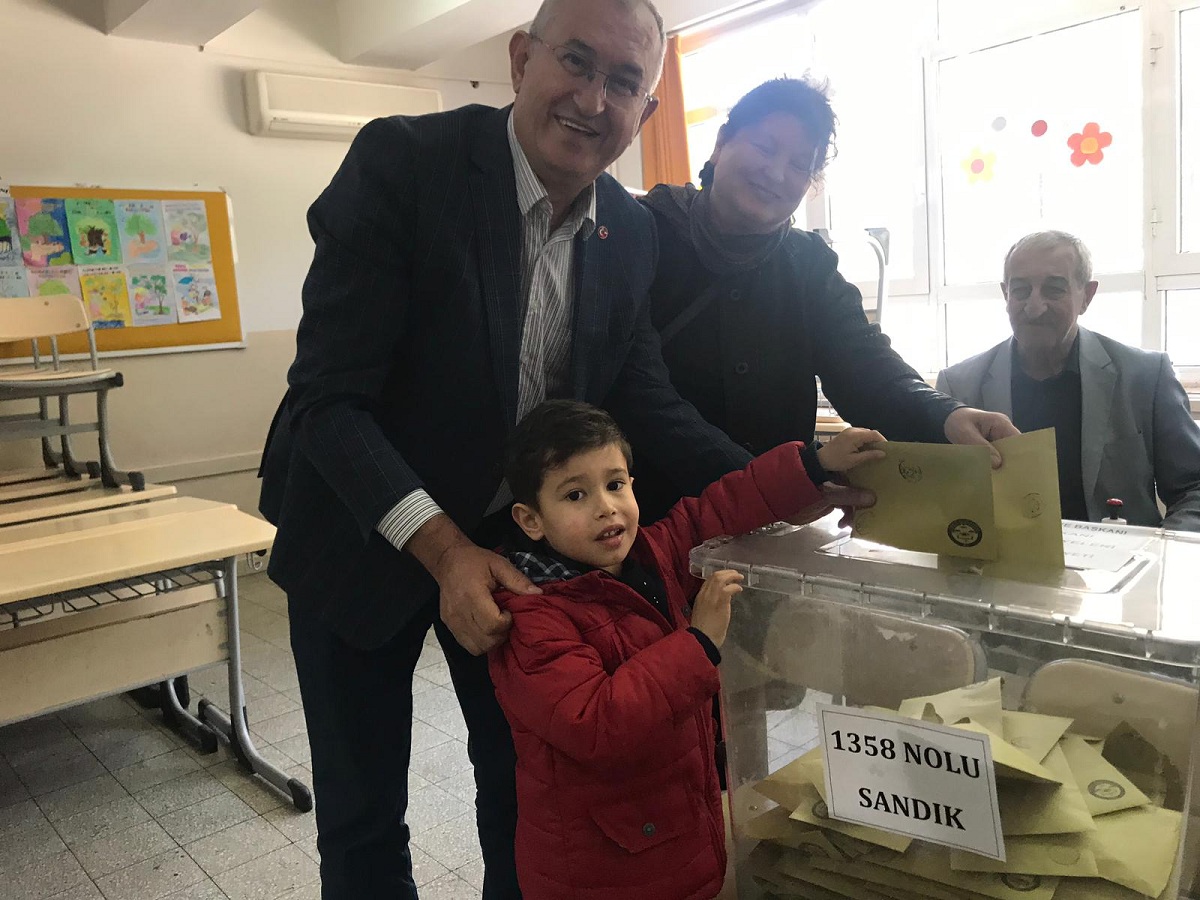 İzmir'de siyasiler oylarını kullandı