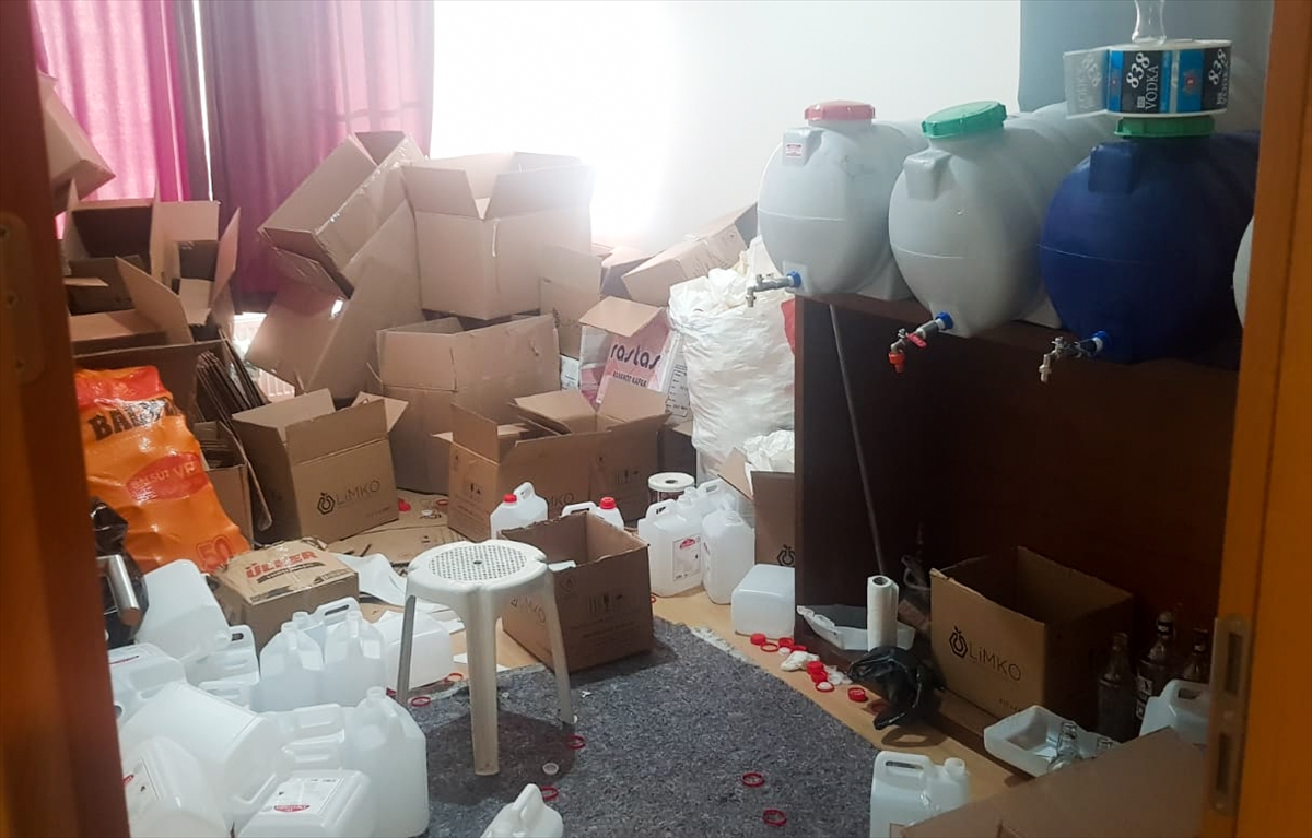 Lüks daireyi kaçak içki imalathanesi yapmışlar