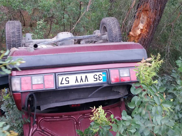 İzmir'de 2 otomobil çarpıştı: 2 ölü, 1 ağır yaralı