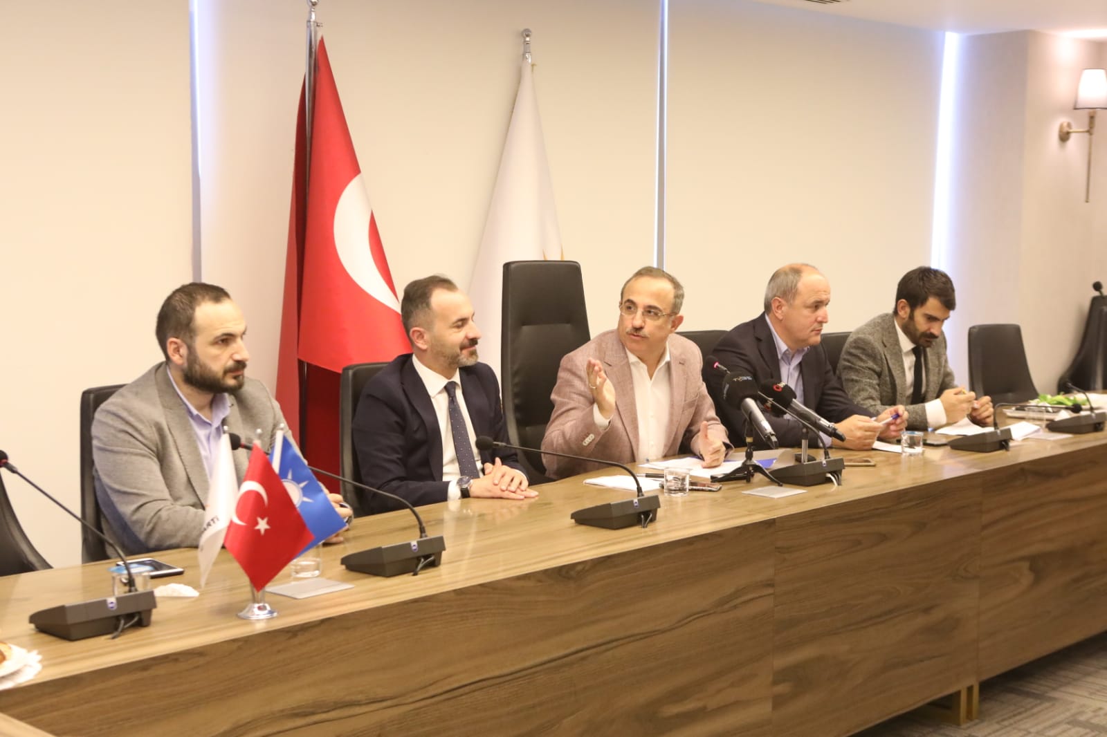 Başkan Sürekli, Soyer’i hedef aldı 100 günlük performansını değerlendirdi