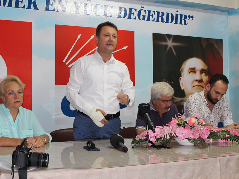 Menemen'de AK Parti'den istifa edip CHP'ye geçtiler