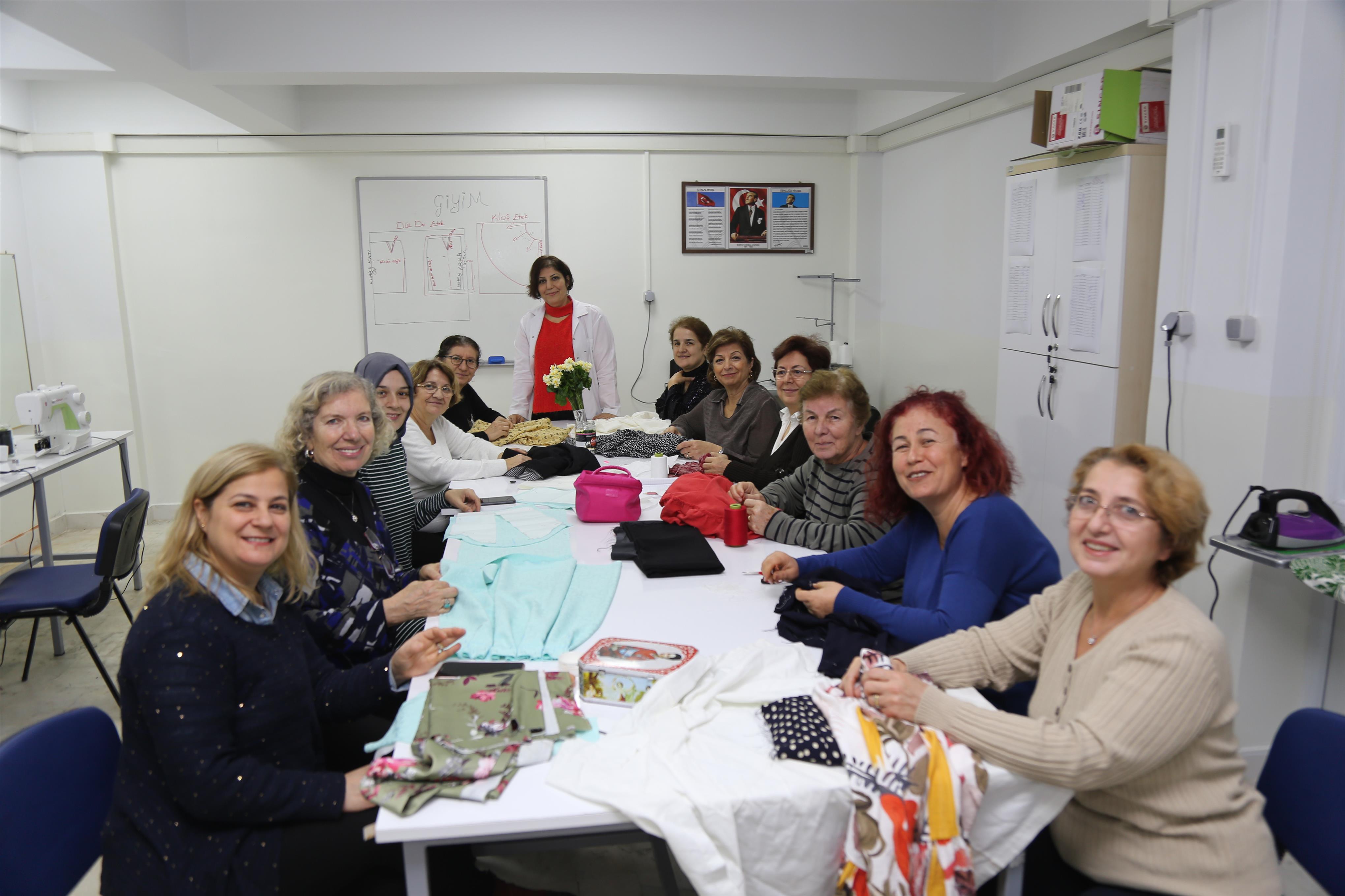 Karabağlar’daki kurslar meslek ve hobi kazandırıyor