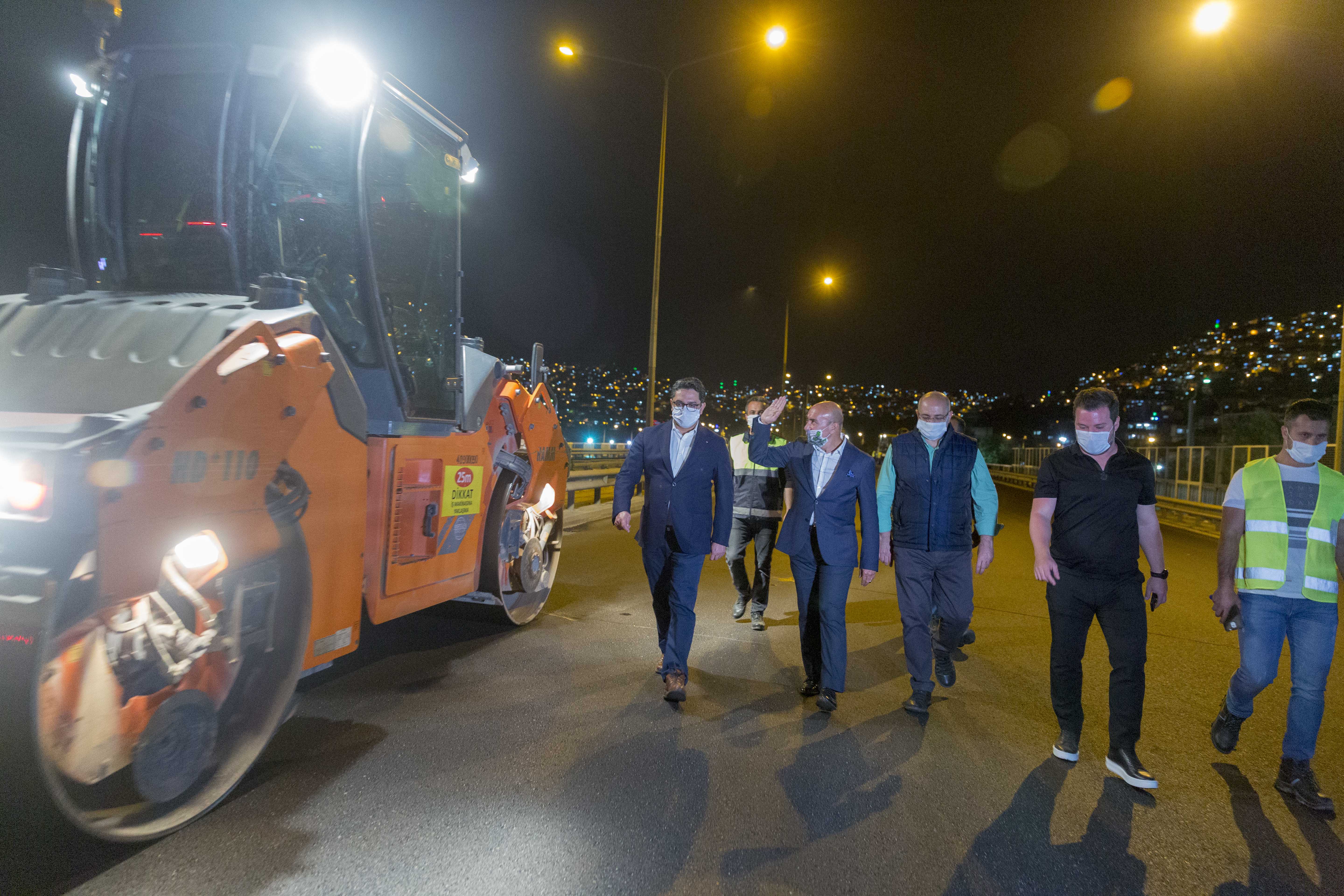 Trafik durdu Büyükşehir yol yaptı! Soyer'den asfalt işçilerine baklavalı moral ziyareti