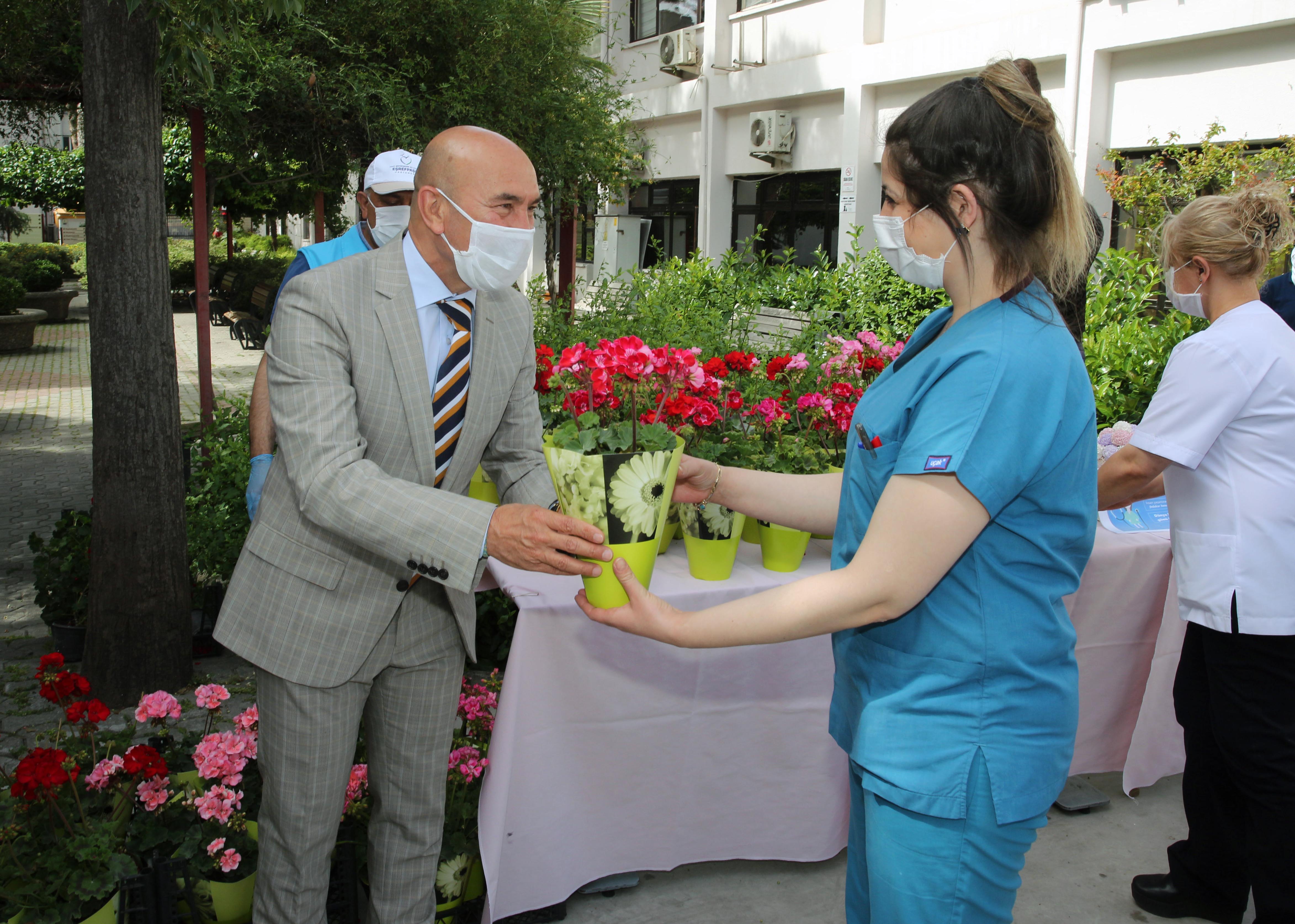 Başkan Soyer hemşireleri unutmadı