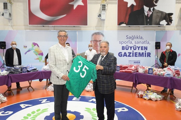 Gaziemir Belediyesi’nden amatör spor kulüplerine malzeme desteği