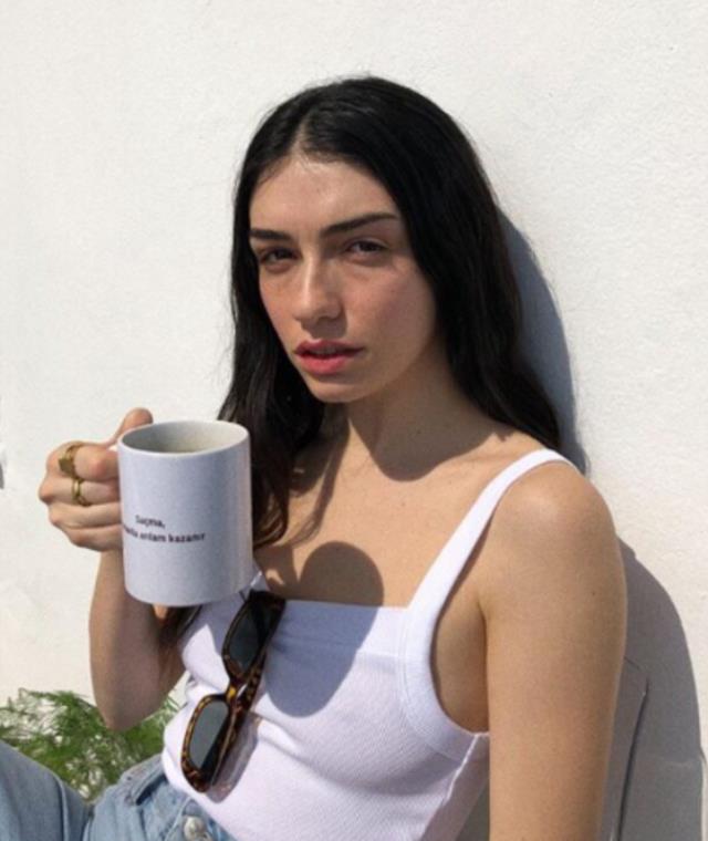 "Bahar gelsin" diyen Hazar Ergüçlü, art arda sütyensiz pozlarını paylaştı