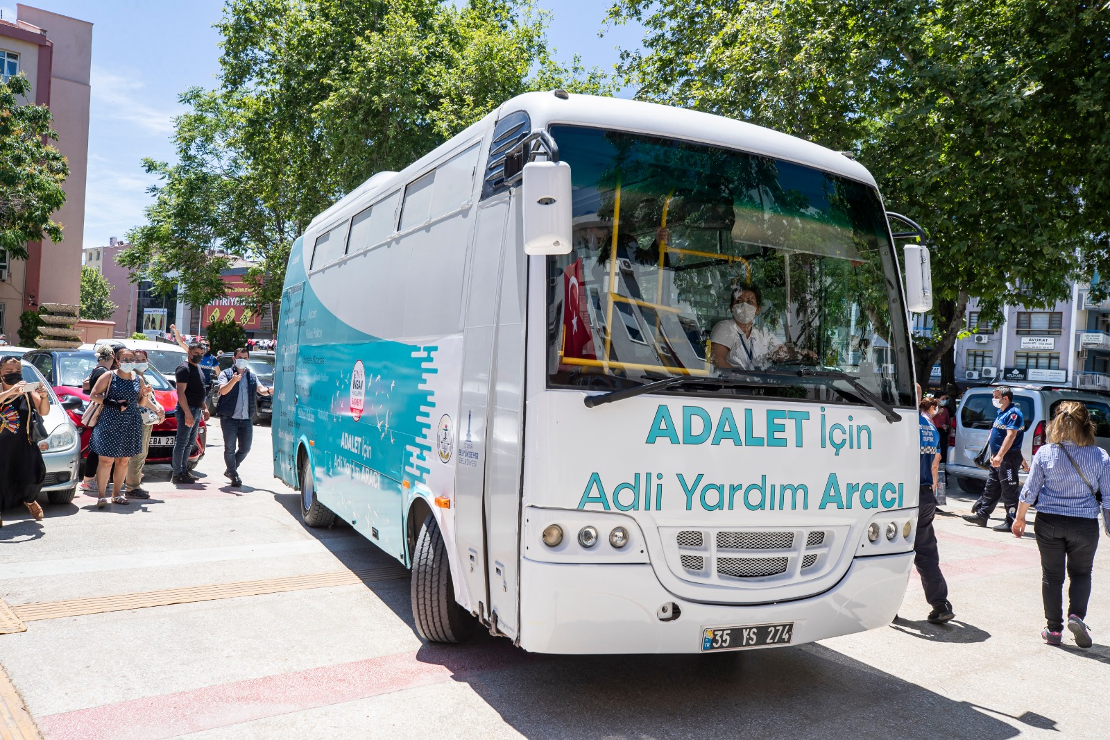 Başkan Soyer erkek şiddetine uğrayan Çetinkaya’nın davasına katıldı: Asla yalnız yürümeyeceksin