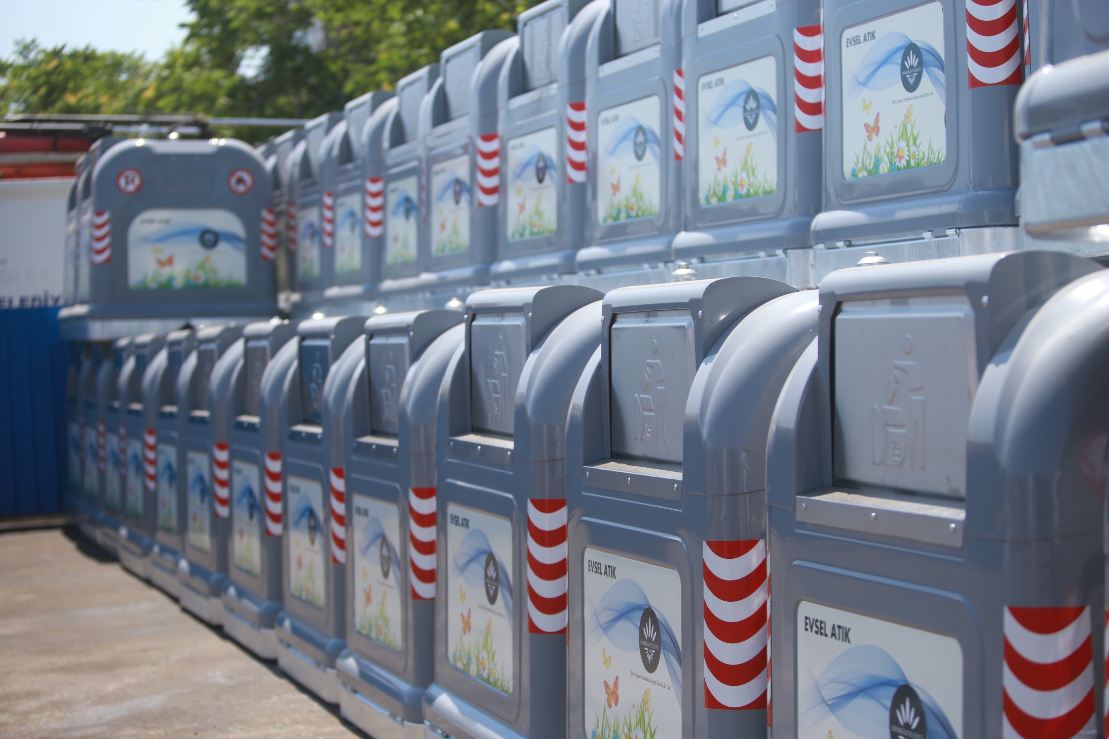 Karabağlar’da yeni çöp konteynerlerin dağıtımı sürüyor