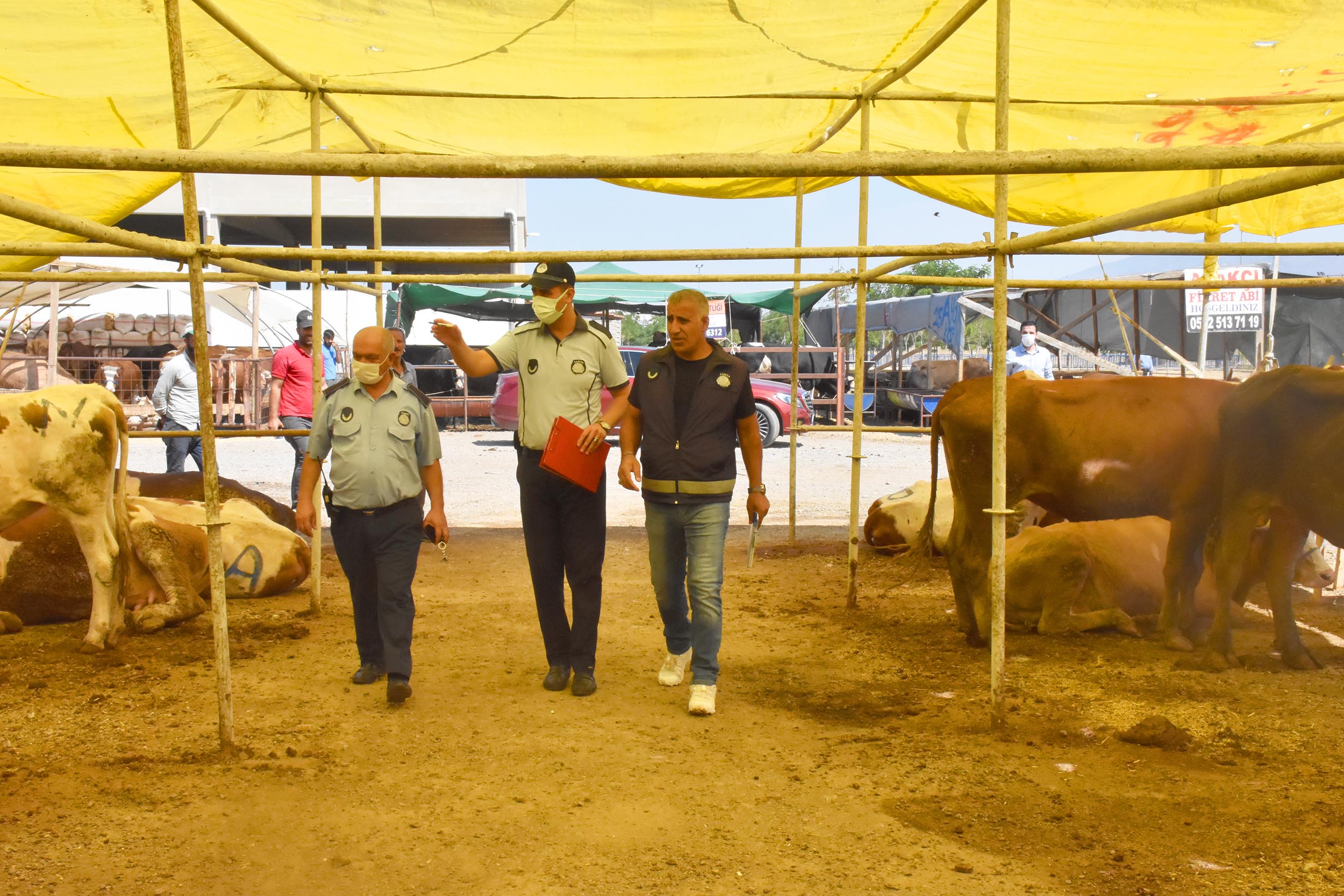Menemen’de kurban pazar yeri denetlendi