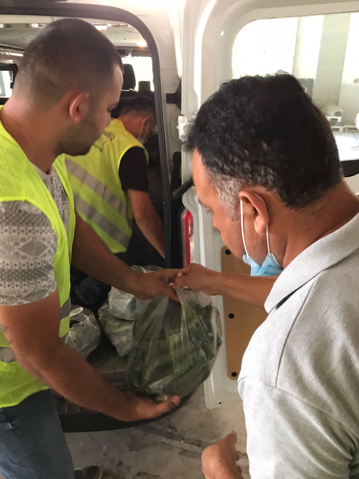 Büyükşehir'den hem üreticiye hem de ihtiyaç sahiplerine destek