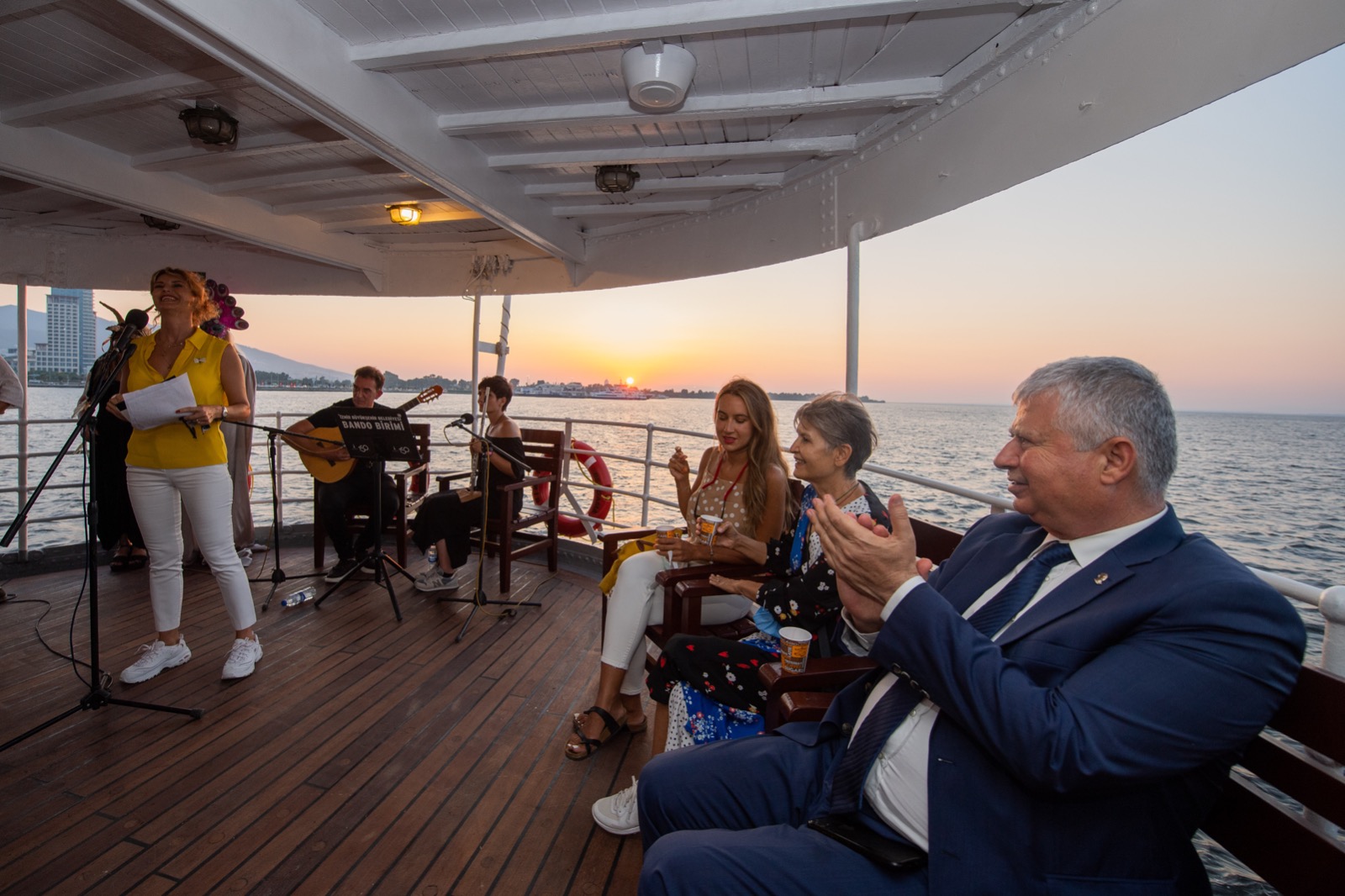 Özuslu, Şiir Hatları etkinliğine katıldı: Sanatı kendimize rehber ediniyoruz