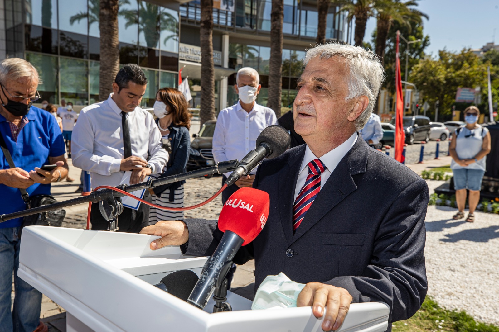 Başkan Soyer Tıbbiyeli Hikmet heykelini açtı