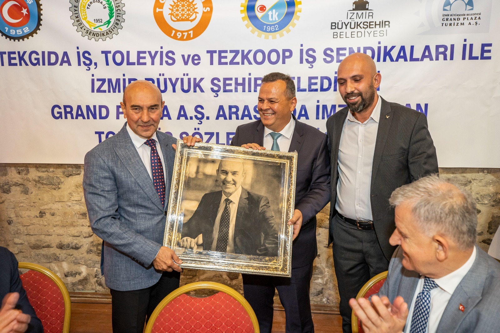 Grand Plaza'da toplu sözleşme sevinci yaşandı