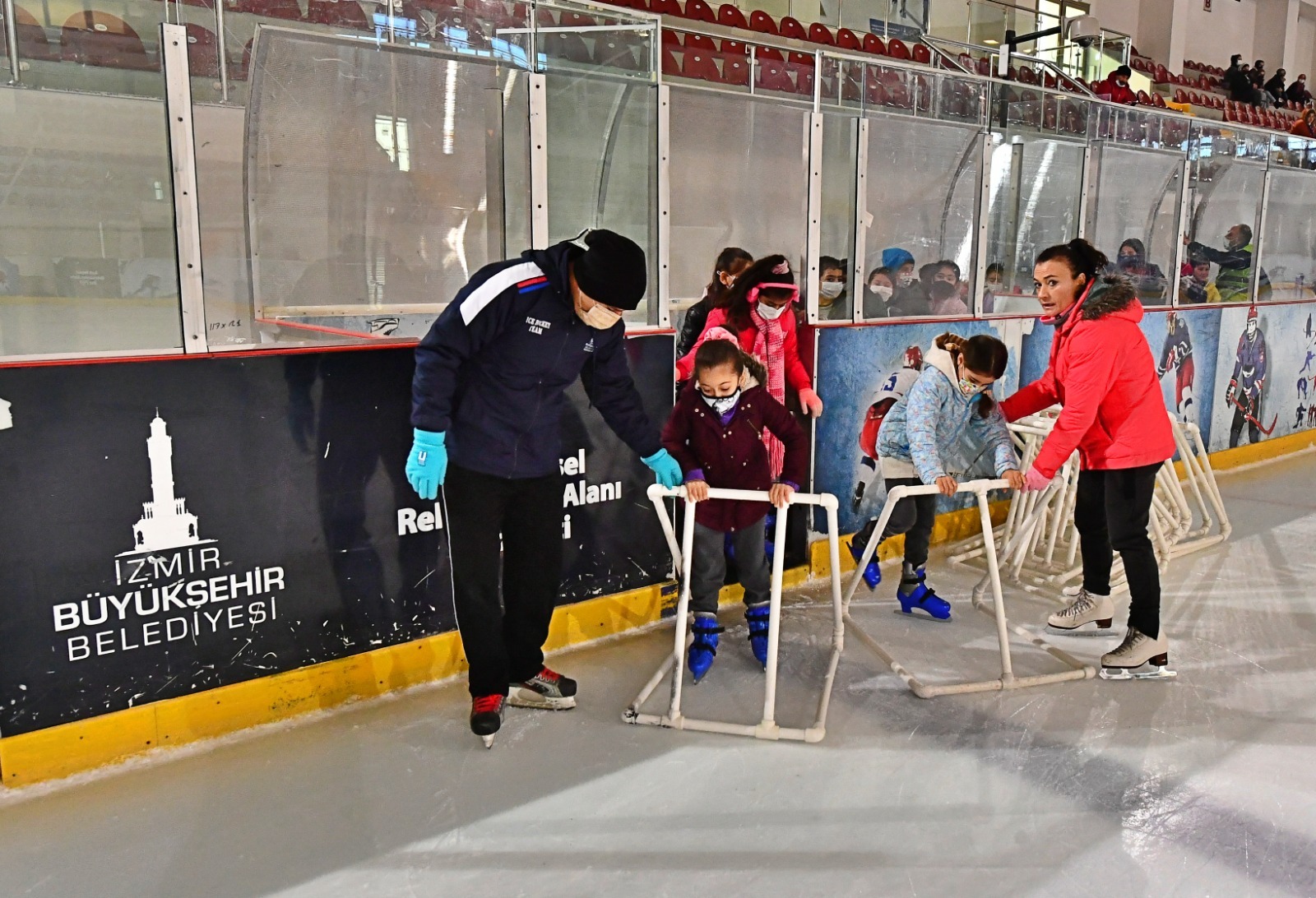 Kadifekaleli çocuklara karne hediyesi