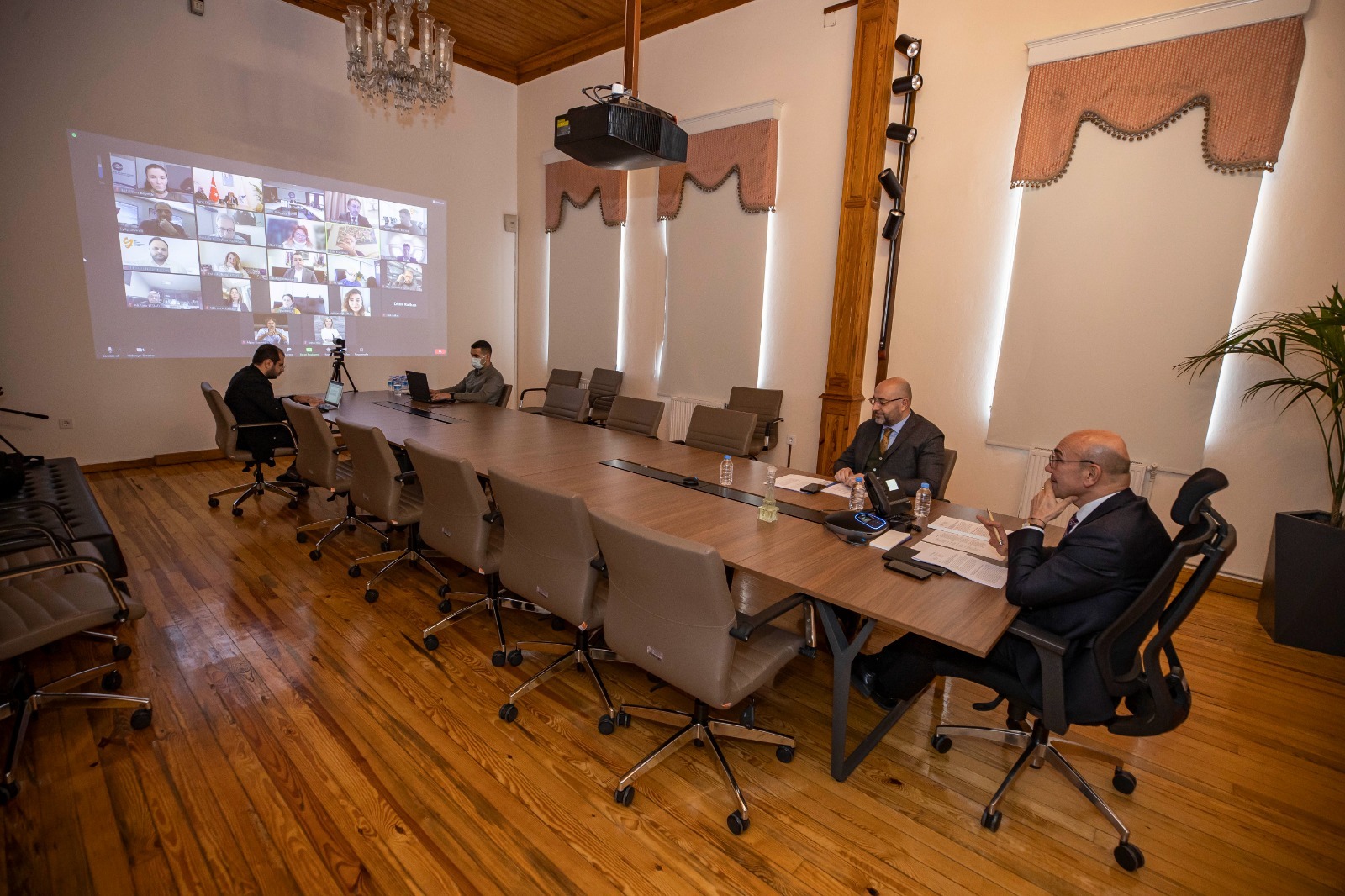 İzmir’de ekonomik krize rağmen yatırımlar durmuyor