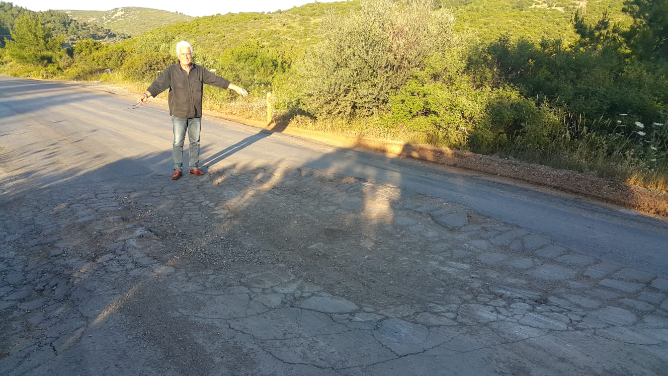 Karaburun halkı TIR'lardan bıktı!