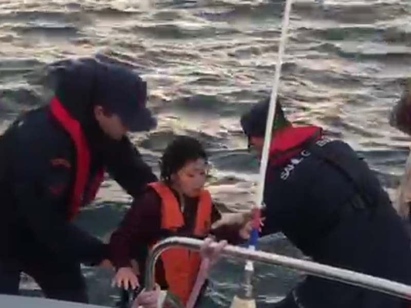 Yumurta Ada'da mahsur kalan göçmenler Cunda'ya getirilecek