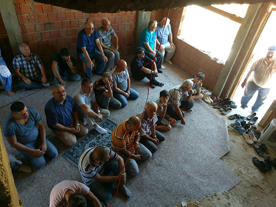 Karaburun'daki Görüntü İçler Acıtıyor: "İnşaat Alanında Cuma Namazı"