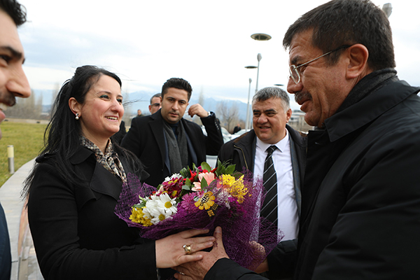 Zeybekci: Bir deliye ihtiyaç var, o da karşınızda