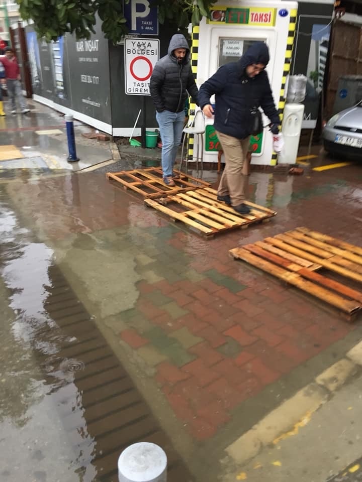 Aziz ve Hüseyin'in Yapamadığını Vatandaş Yaptı: "Karşıyaka İskeleye Yapay Köprü"