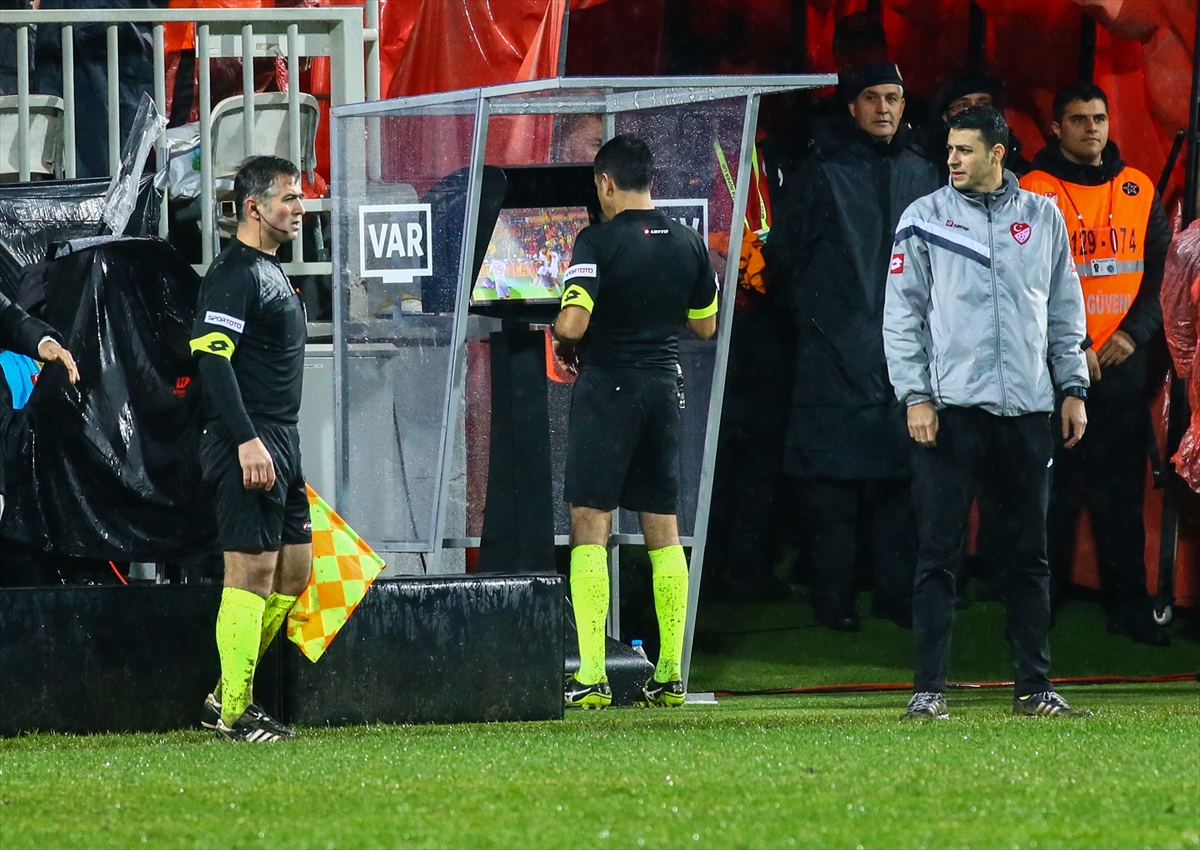 Göztepe evinde Galatasaray'a mağlup oldu