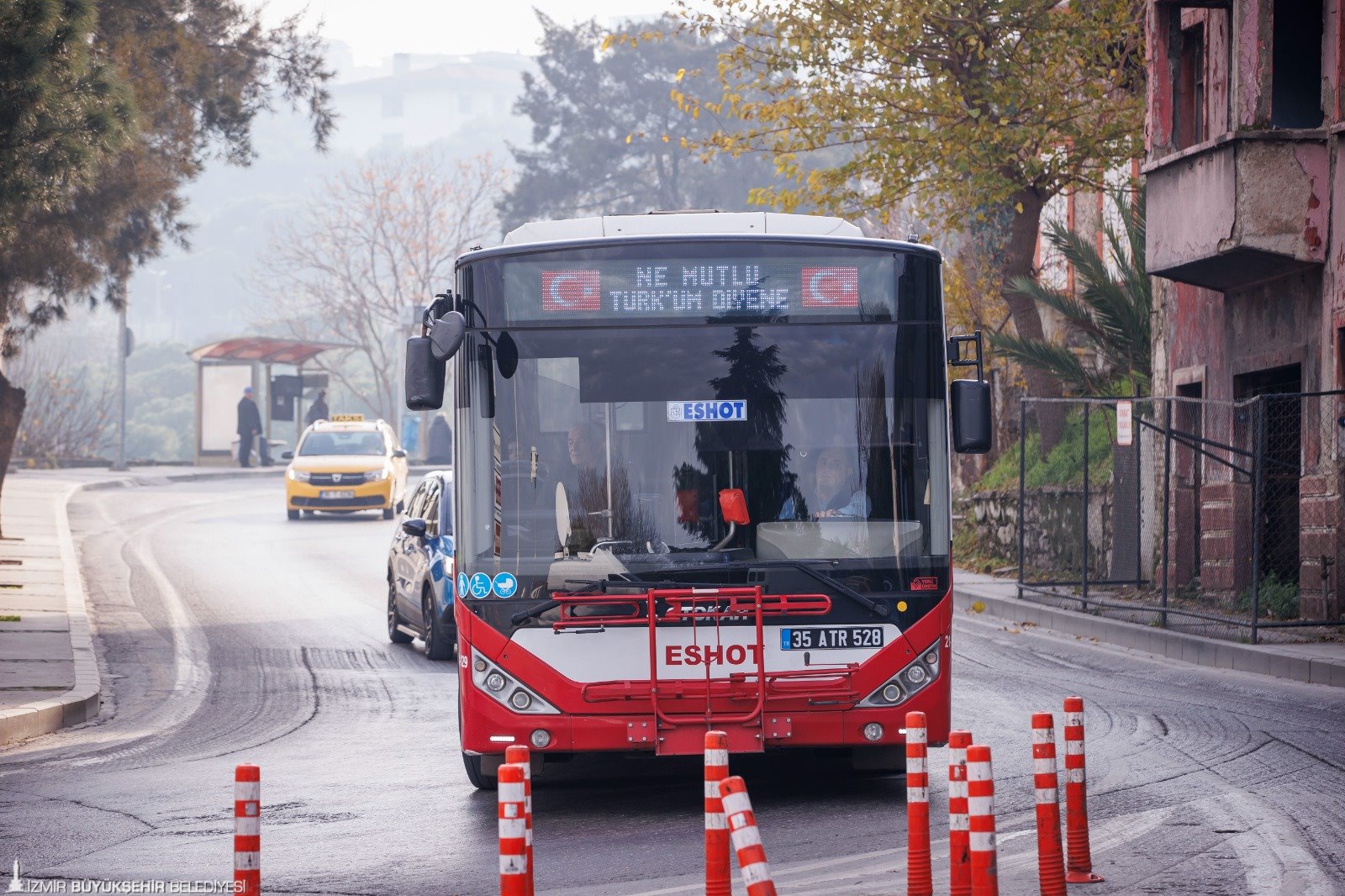 Ata’nın sözleri İzmir’de otobüsleri süsledi