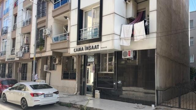 İzmir'deki depremde balkondan atlayan genç vefat etti