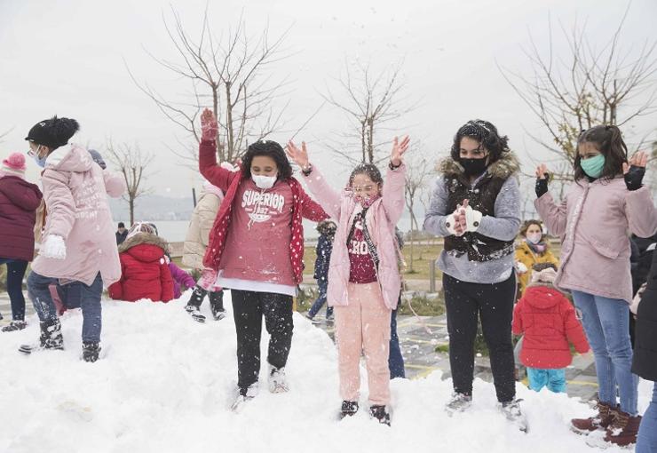 Karşıyakalı çocuklara kar sürprizi!