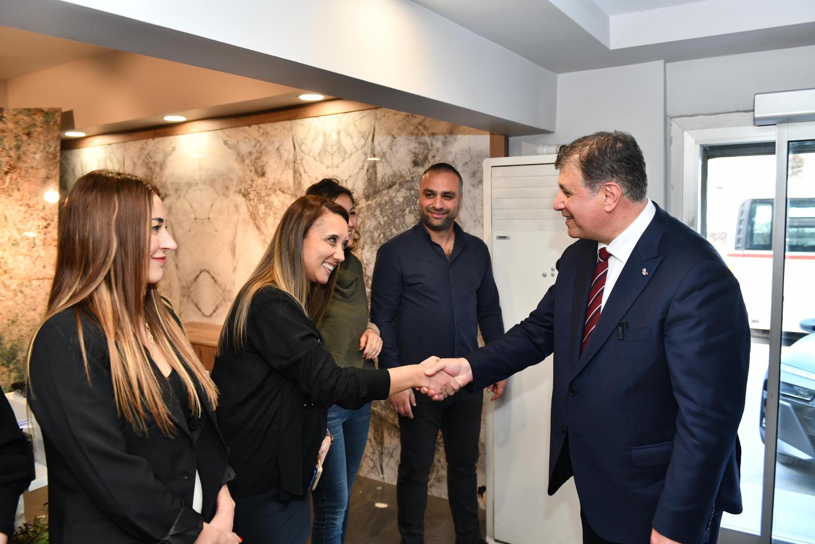 Başkan Tugay Gıda Çarşısı esnafını ziyaret etti