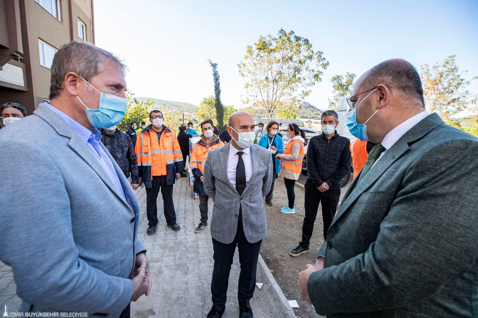 Başkan Soyer depremzedeleri Uzundere'ye davet etti