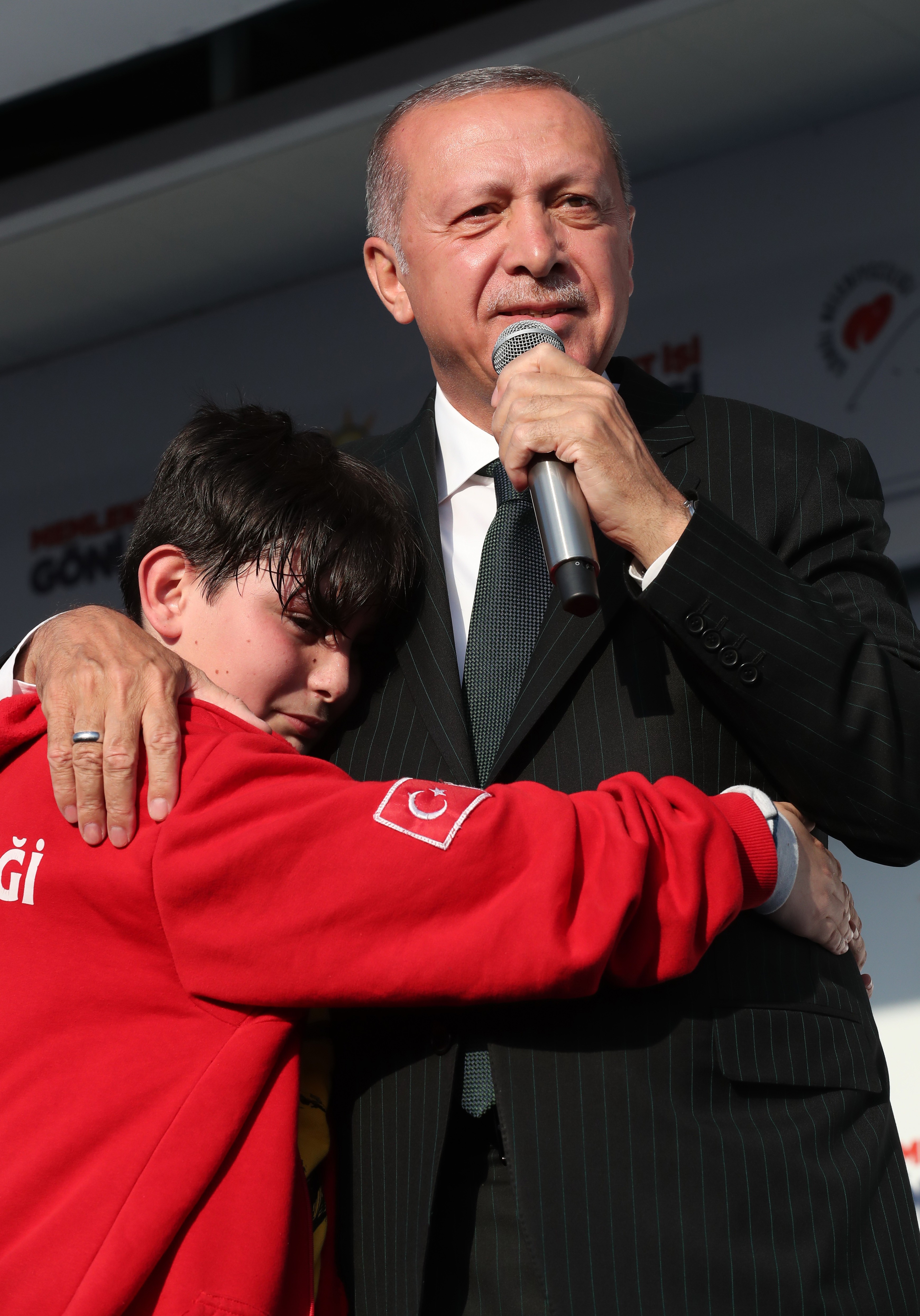 Cumhurbaşkanı Erdoğan'a sahnede sarılan Emirhan o anları anlattı