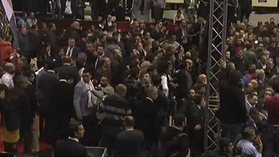 Kongrede sinirler gerildi... Yumruklar havada uçuştu