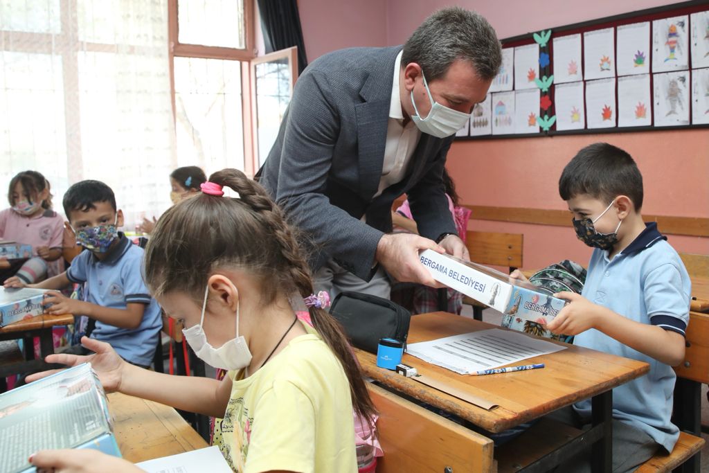 Bergama Belediyesi öğrencilere eğitim seti dağıttı