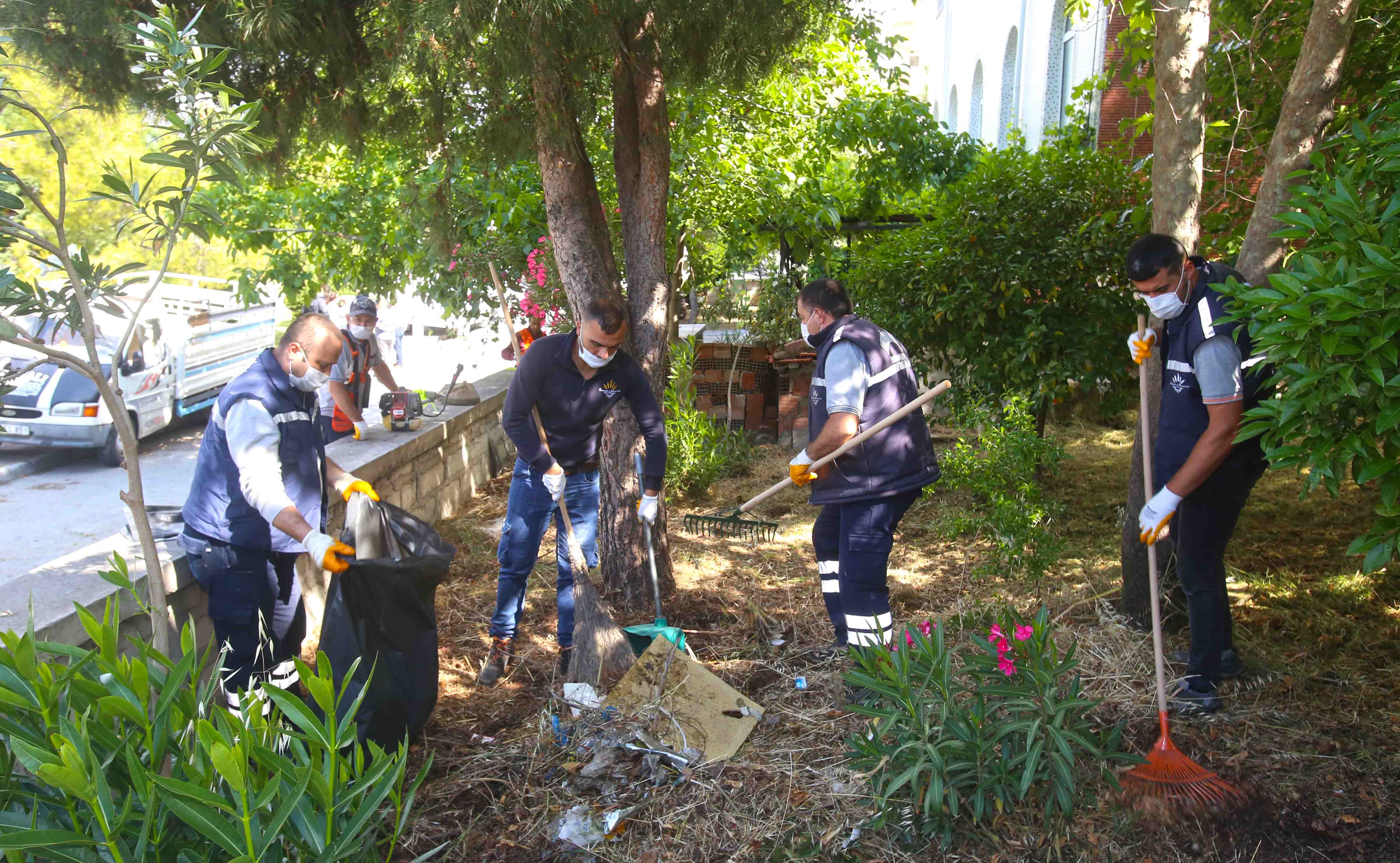 Karabağlar’da camiler ibadete hazırlanıyor
