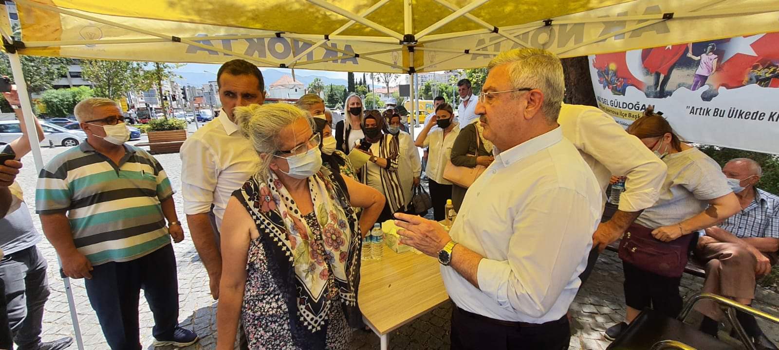 AK Parti İzmir Milletvekili Necip Nasır, Bornovalı vatandaşların sorunlarını dinledi.